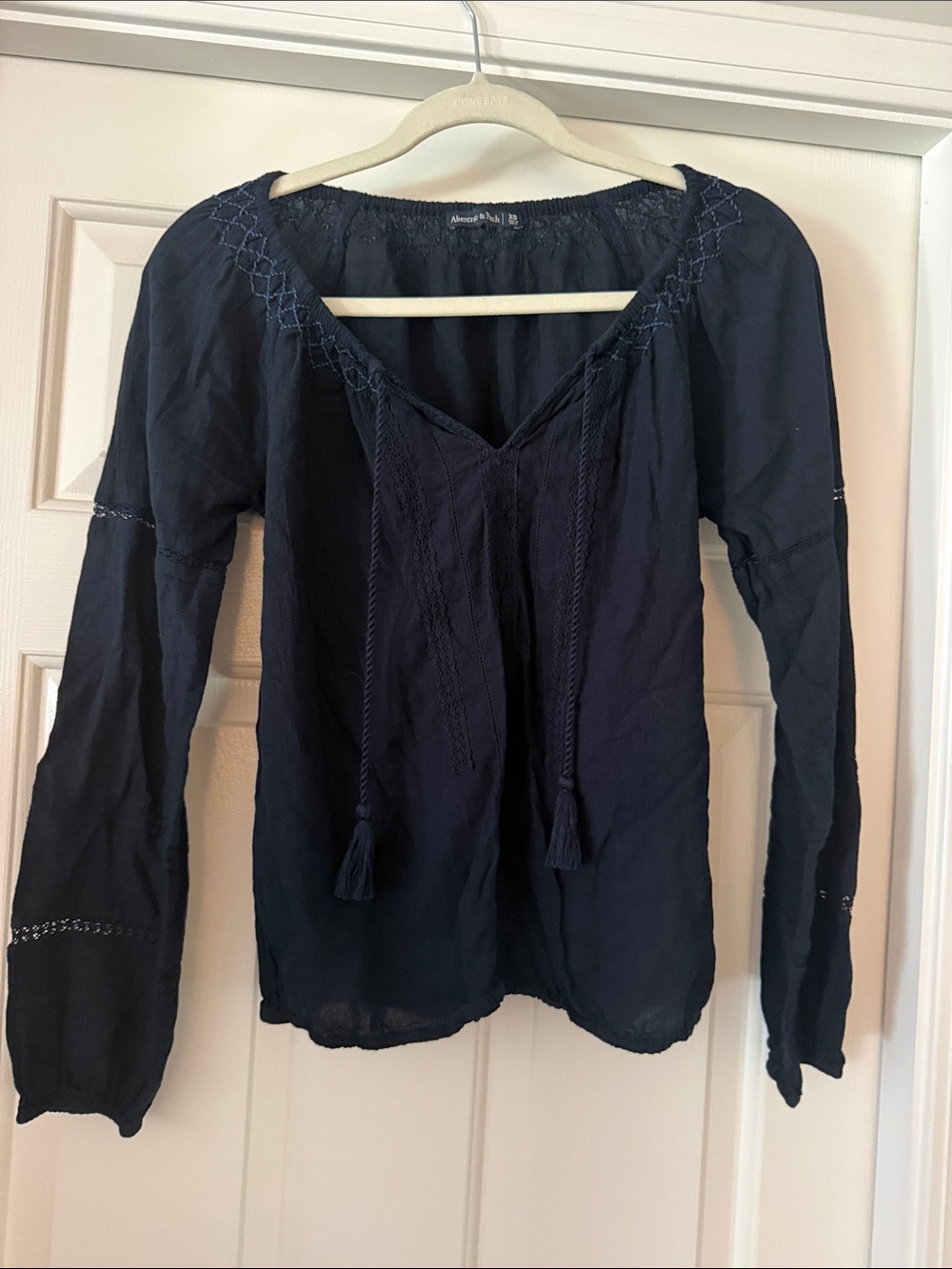 EUC Women’s Abercrombie & Fitch navy long-sleeve embroidered peasant blouse, XS